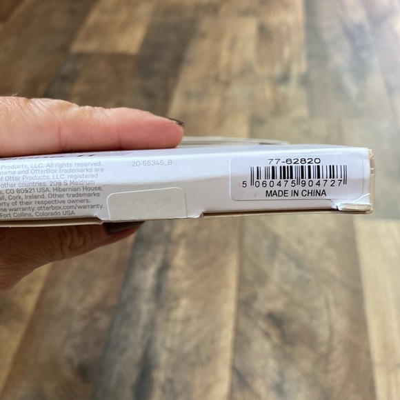 iPhone 11 Otterbox Case Symmetry Series Clear - Picture 4 of 4